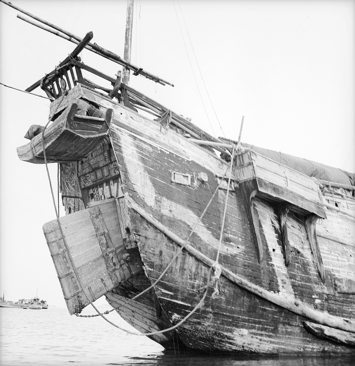 The stern of the Foochow pole junk 3179 anchored at Weihaiwei.jpg